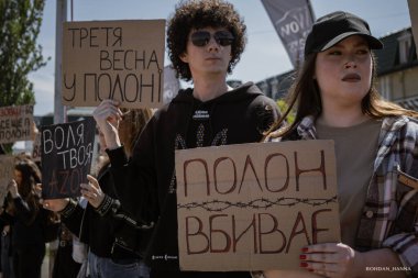 Kyiv, Ukrayna, 28 Nisan 2024. Mariupol siluetinin Ukraynalı savunucuları üçüncü bahar için Rusya esaretinde. İnsanlar bunu herkese hatırlatmak için her pazar sokaklara dökülüyor..