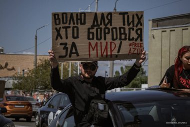 Kyiv, Ukrayna, 28 Nisan 2024. Mariupol siluetinin Ukraynalı savunucuları üçüncü bahar için Rusya esaretinde. İnsanlar bunu herkese hatırlatmak için her pazar sokaklara dökülüyor..