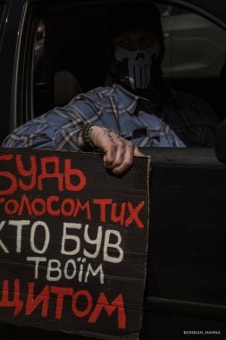 Kyiv, Ukrayna, 28 Nisan 2024. Mariupol siluetinin Ukraynalı savunucuları üçüncü bahar için Rusya esaretinde. İnsanlar bunu herkese hatırlatmak için her pazar sokaklara dökülüyor..