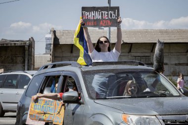 Kyiv, Ukrayna, 28 Nisan 2024. Mariupol siluetinin Ukraynalı savunucuları üçüncü bahar için Rusya esaretinde. İnsanlar bunu herkese hatırlatmak için her pazar sokaklara dökülüyor..