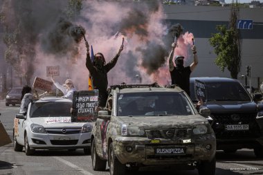 Kyiv, Ukrayna, 28 Nisan 2024. Mariupol siluetinin Ukraynalı savunucuları üçüncü bahar için Rusya esaretinde. İnsanlar bunu herkese hatırlatmak için her pazar sokaklara dökülüyor..