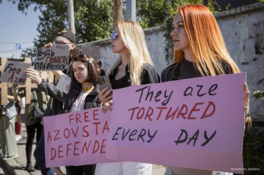 Kyiv, Ukrayna, 28 Nisan 2024. Mariupol siluetinin Ukraynalı savunucuları üçüncü bahar için Rusya esaretinde. İnsanlar bunu herkese hatırlatmak için her pazar sokaklara dökülüyor..