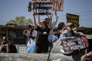 Kyiv, Ukrayna, 28 Nisan 2024. Mariupol siluetinin Ukraynalı savunucuları üçüncü bahar için Rusya esaretinde. İnsanlar bunu herkese hatırlatmak için her pazar sokaklara dökülüyor..