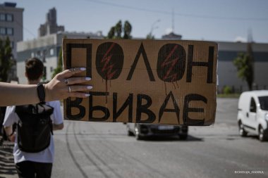 Kyiv, Ukrayna, 28 Nisan 2024. Mariupol siluetinin Ukraynalı savunucuları üçüncü bahar için Rusya esaretinde. İnsanlar bunu herkese hatırlatmak için her pazar sokaklara dökülüyor..