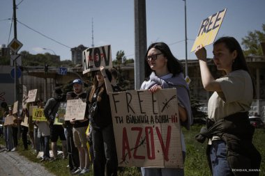 Kyiv, Ukrayna, 28 Nisan 2024. Mariupol siluetinin Ukraynalı savunucuları üçüncü bahar için Rusya esaretinde. İnsanlar bunu herkese hatırlatmak için her pazar sokaklara dökülüyor..