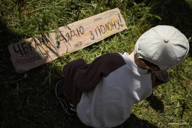 Kyiv, Ukrayna, 28 Nisan 2024. Mariupol siluetinin Ukraynalı savunucuları üçüncü bahar için Rusya esaretinde. İnsanlar bunu herkese hatırlatmak için her pazar sokaklara dökülüyor..