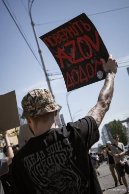 Kyiv, Ukrayna, 28 Nisan 2024. Mariupol siluetinin Ukraynalı savunucuları üçüncü bahar için Rusya esaretinde. İnsanlar bunu herkese hatırlatmak için her pazar sokaklara dökülüyor..