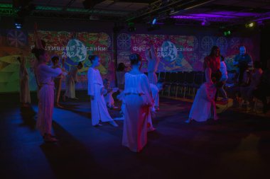 Kyiv, Ukrayna, 30 Nisan 2024. Pysanka festivalinde, ödüller ve plak ayarı gerçekleşti, bir konser düzenlendi ve bir çocuk dans grubu iki dans gösterisi yaptı..