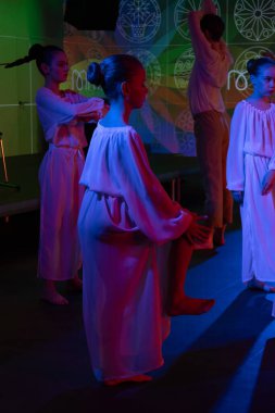 Kyiv, Ukrayna, 30 Nisan 2024. Pysanka festivalinde, ödüller ve plak ayarı gerçekleşti, bir konser düzenlendi ve bir çocuk dans grubu iki dans gösterisi yaptı..