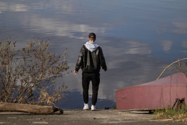 Trypillya, Ukrayna. 27 Nisan 2024. Balıkçılar izinli bir günde Ukrayna yakınlarındaki Dinyeper 'de oturup balık yakalıyorlar. Kıyıda oturmak için gelen pek çok aile var.