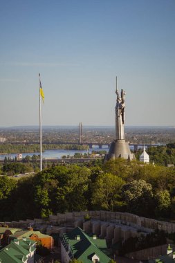 Kyiv, Ukrayna. 4 Mayıs 2024. Çan kulesinden Kyiv-Pechersk Lavra bölgesinden, Kyiv 'in sol kıyısına, Anavatan-Anavatan anıtına ve Ukrayna bayrağına inanılmaz bir manzara.