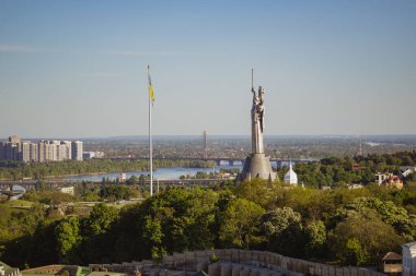 Kyiv, Ukrayna. 4 Mayıs 2024. Çan kulesinden Kyiv-Pechersk Lavra bölgesinden, Kyiv 'in sol kıyısına, Anavatan-Anavatan anıtına ve Ukrayna bayrağına inanılmaz bir manzara.