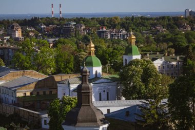 Kyiv, Ukrayna. 4 Mayıs 2024. Kiev Pechersk Lavra içeride. inanılmaz güzel bir mimari. defne kuşunun bölgesi güzelce temizlendi ve çiçeklerle ekildi. Çan kulesinden Kyiv 'e güzel bir manzara