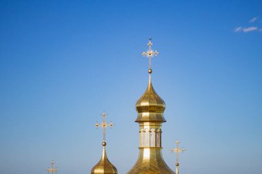 Kyiv, Ukrayna. 4 Mayıs 2024. Kiev Pechersk Lavra içeride. inanılmaz güzel bir mimari. defne kuşunun bölgesi güzelce temizlendi ve çiçeklerle ekildi. Çan kulesinden Kyiv 'e güzel bir manzara