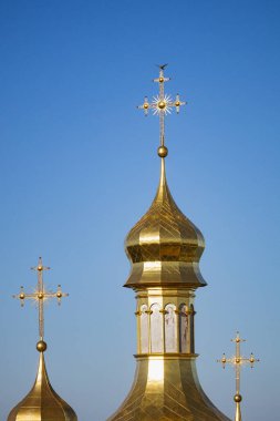 Kyiv, Ukrayna. 4 Mayıs 2024. Kiev Pechersk Lavra içeride. inanılmaz güzel bir mimari. defne kuşunun bölgesi güzelce temizlendi ve çiçeklerle ekildi. Çan kulesinden Kyiv 'e güzel bir manzara