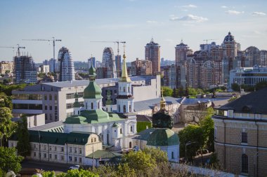 Kyiv, Ukrayna. 4 Mayıs 2024. Kiev Pechersk Lavra içeride. inanılmaz güzel bir mimari. defne kuşunun bölgesi güzelce temizlendi ve çiçeklerle ekildi. Çan kulesinden Kyiv 'e güzel bir manzara