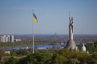 Kyiv, Ukrayna. 4 Mayıs 2024. Çan kulesinden Kyiv-Pechersk Lavra bölgesinden, Kyiv 'in sol kıyısına, Anavatan-Anavatan anıtına ve Ukrayna bayrağına inanılmaz bir manzara.