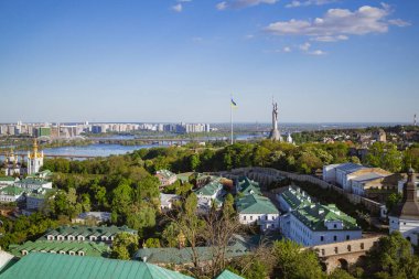 Kyiv, Ukrayna. 4 Mayıs 2024. Kiev Pechersk Lavra içeride. inanılmaz güzel bir mimari. defne kuşunun bölgesi güzelce temizlendi ve çiçeklerle ekildi. Çan kulesinden Kyiv 'e güzel bir manzara