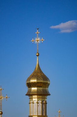 Kyiv, Ukrayna. 4 Mayıs 2024. Kiev Pechersk Lavra içeride. inanılmaz güzel bir mimari. defne kuşunun bölgesi güzelce temizlendi ve çiçeklerle ekildi. Çan kulesinden Kyiv 'e güzel bir manzara