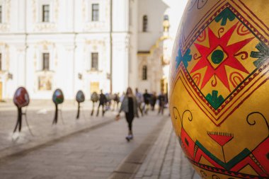 Kyiv Ukrayna 5 Mayıs 2024. İnsanlar Paskalyayı kutsamak, Paskalyayı kutlamak ve güzel bir yerde yürümek için Kyiv Pechersk Lavra 'ya geldiler. Aileleri ve arkadaşlarıyla geldiler..