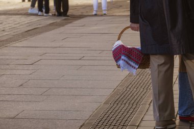 Kyiv Ukrayna 5 Mayıs 2024. İnsanlar Paskalyayı kutsamak, Paskalyayı kutlamak ve güzel bir yerde yürümek için Kyiv Pechersk Lavra 'ya geldiler. Aileleri ve arkadaşlarıyla geldiler..