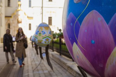 Kyiv Ukrayna 5 Mayıs 2024. İnsanlar Paskalyayı kutsamak, Paskalyayı kutlamak ve güzel bir yerde yürümek için Kyiv Pechersk Lavra 'ya geldiler. Aileleri ve arkadaşlarıyla geldiler..