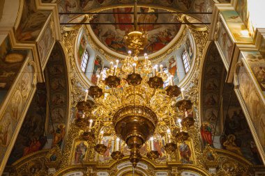 Kyiv, Ukrayna. 4 Mayıs 2024. Kiev Pechersk Lavra içeride. inanılmaz güzel. Paskalya arifesinde insanlar Paskalya 'yı kutsamak ve bir mum yakmak için geldiler.