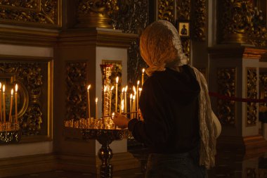 Kyiv, Ukrayna. 4 Mayıs 2024. Kiev Pechersk Lavra içeride. inanılmaz güzel. Paskalya arifesinde insanlar Paskalya 'yı kutsamak ve bir mum yakmak için geldiler.