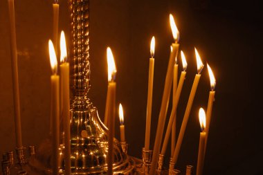 Kyiv, Ukrayna. 4 Mayıs 2024. Kiev Pechersk Lavra içeride. inanılmaz güzel. Paskalya arifesinde insanlar Paskalya 'yı kutsamak ve bir mum yakmak için geldiler.