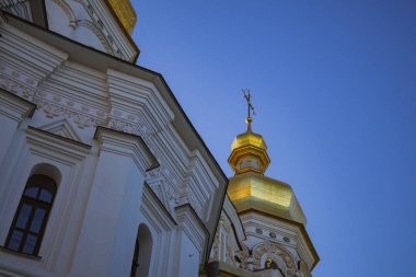 Kyiv, Ukrayna. 4 Mayıs 2024. Kiev Pechersk Lavra içeride. inanılmaz güzel bir mimari. defne kuşunun bölgesi güzelce temizlendi ve çiçeklerle ekildi. Çan kulesinden Kyiv 'e güzel bir manzara