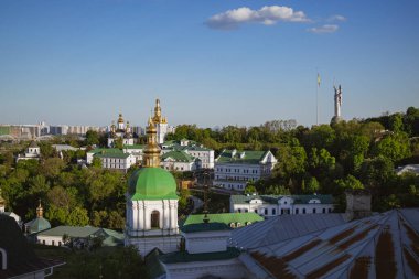 Kyiv, Ukrayna. 4 Mayıs 2024. Kiev Pechersk Lavra içeride. inanılmaz güzel bir mimari. defne kuşunun bölgesi güzelce temizlendi ve çiçeklerle ekildi. Çan kulesinden Kyiv 'e güzel bir manzara