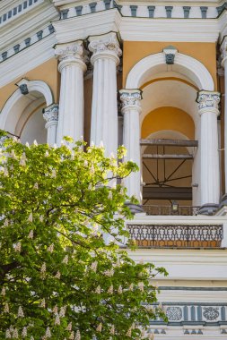 Kyiv, Ukrayna. 4 Mayıs 2024. Kiev Pechersk Lavra içeride. inanılmaz güzel bir mimari. defne kuşunun bölgesi güzelce temizlendi ve çiçeklerle ekildi. Çan kulesinden Kyiv 'e güzel bir manzara