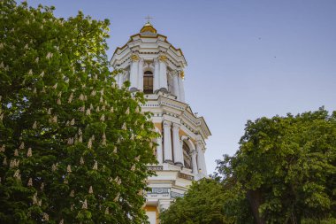 Kyiv, Ukrayna. 4 Mayıs 2024. Kiev Pechersk Lavra içeride. inanılmaz güzel bir mimari. defne kuşunun bölgesi güzelce temizlendi ve çiçeklerle ekildi. Çan kulesinden Kyiv 'e güzel bir manzara