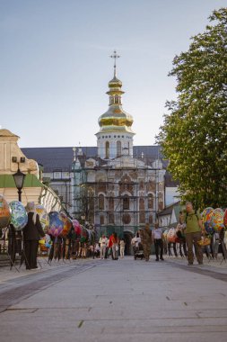 Kyiv Ukrayna 5 Mayıs 2024. İnsanlar Paskalyayı kutsamak, Paskalyayı kutlamak ve güzel bir yerde yürümek için Kyiv Pechersk Lavra 'ya geldiler. Aileleri ve arkadaşlarıyla geldiler..