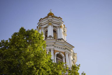 Kyiv, Ukrayna. 4 Mayıs 2024. Kiev Pechersk Lavra içeride. inanılmaz güzel bir mimari. defne kuşunun bölgesi güzelce temizlendi ve çiçeklerle ekildi. Çan kulesinden Kyiv 'e güzel bir manzara