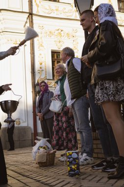 Kyiv Ukrayna 5 Mayıs 2024. İnsanlar Paskalyayı kutsamak, Paskalyayı kutlamak ve güzel bir yerde yürümek için Kyiv Pechersk Lavra 'ya geldiler. Aileleri ve arkadaşlarıyla geldiler..