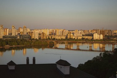 Kyiv, Ukrayna. 4 Mayıs 2024. Kiev Pechersk Lavra içeride. inanılmaz güzel bir mimari. defne kuşunun bölgesi güzelce temizlendi ve çiçeklerle ekildi. Çan kulesinden Kyiv 'e güzel bir manzara