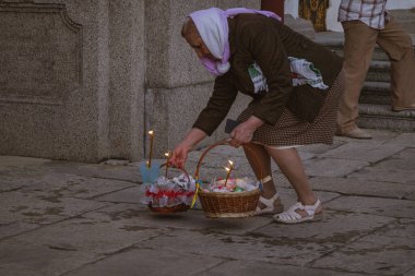 Kyiv Ukrayna 5 Mayıs 2024. İnsanlar Paskalyayı kutsamak, Paskalyayı kutlamak ve güzel bir yerde yürümek için Kyiv Pechersk Lavra 'ya geldiler. Aileleri ve arkadaşlarıyla geldiler..