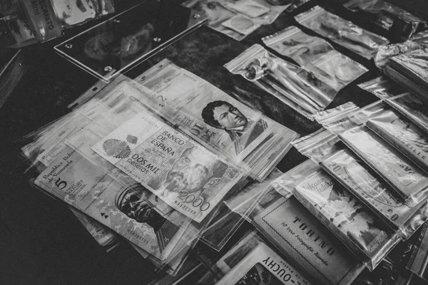 Koleksiyonluk banknotlar ve 124 no 'lu vintage pazarından diğer eşyalar; Billetes de coleccion y otros Eleentos de un mercado de antiguedades.