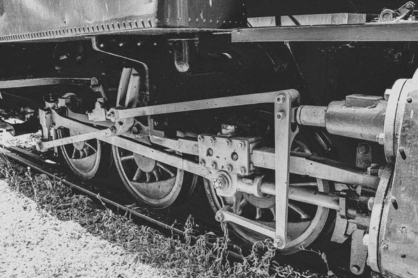 Siyah beyaz 124de klasik lokomotif; Locomotora antigua en blanco y negro.