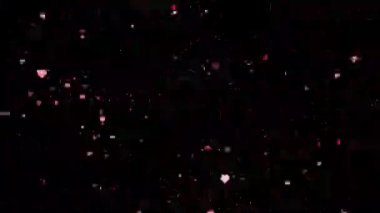 Alfa arka planında romantik pembe kalp parçacıkları geçiş