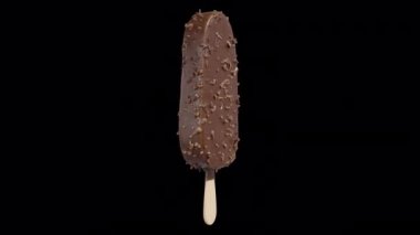 Alfadaki Çikolatalı Badem Dondurma Çubuğu Döndürme Döngüsü