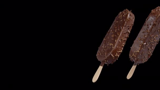 巧克力杏仁冰淇淋棒在阿尔法背景下的旋转过渡 — 图库视频影像