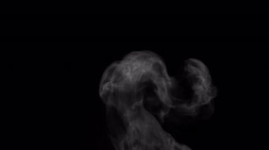 İnce duman alfa arkaplanında izole edilmiş olarak yükseliyor