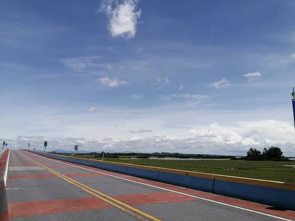 stock image sky and road It is a beautifully contrasting color line.