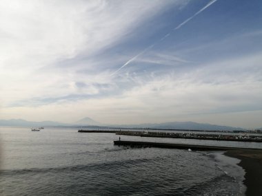 Japonya, Kamakura 'da yumuşak siyah kumları olan güzel bir sahil..