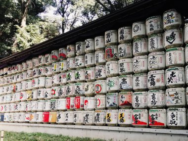 Japonya 'daki Meiji Jingu Tapınağı' nda Japon sakesi sergileyen bir fıçı.