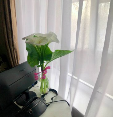 Yatağın üzerinde güzel bir düğün buketi