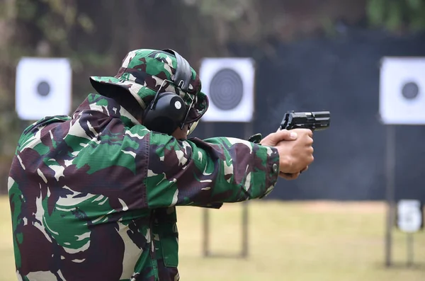 印度尼西亚雅加达 2018年6月26日 士兵使用第6号手枪瞄准目标 — 图库照片