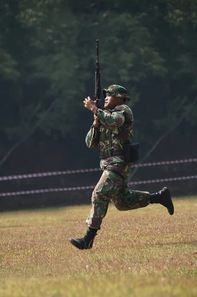 Джакарта Индонезия Июня 2018 Года Солдаты Готовятся Стрельбе После Бега — стоковое фото